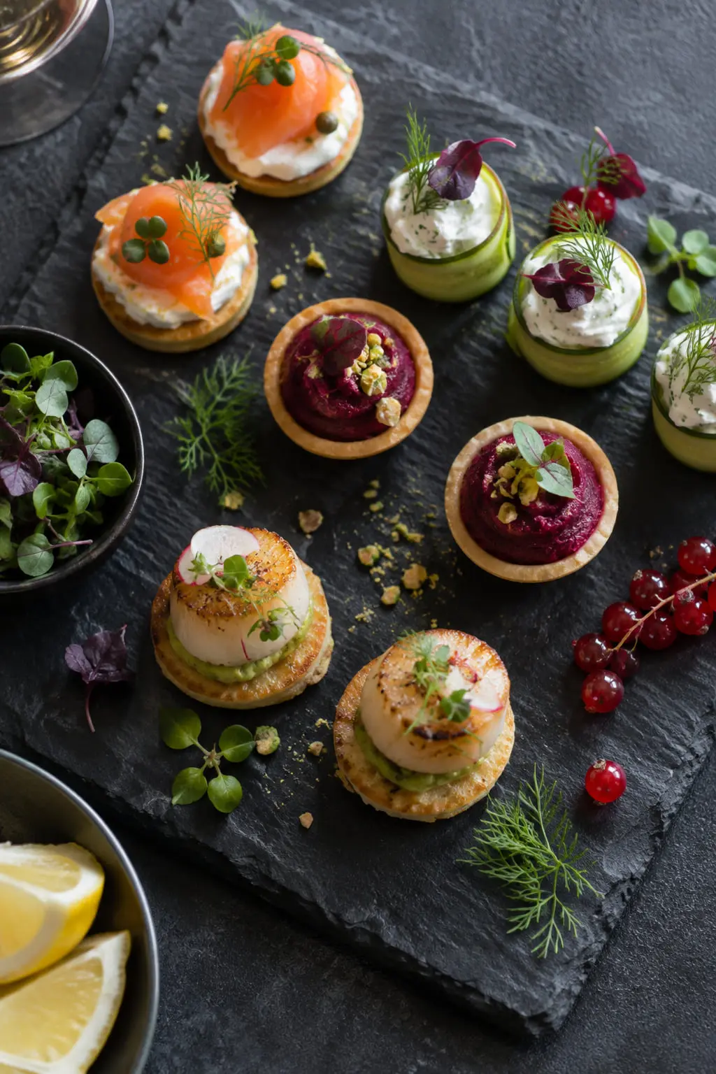 Platou de catering cu aperitive rafinate, pregătit pentru eveniment
